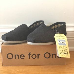 Tom’s Classic Slip Ons in Slate, Size 6